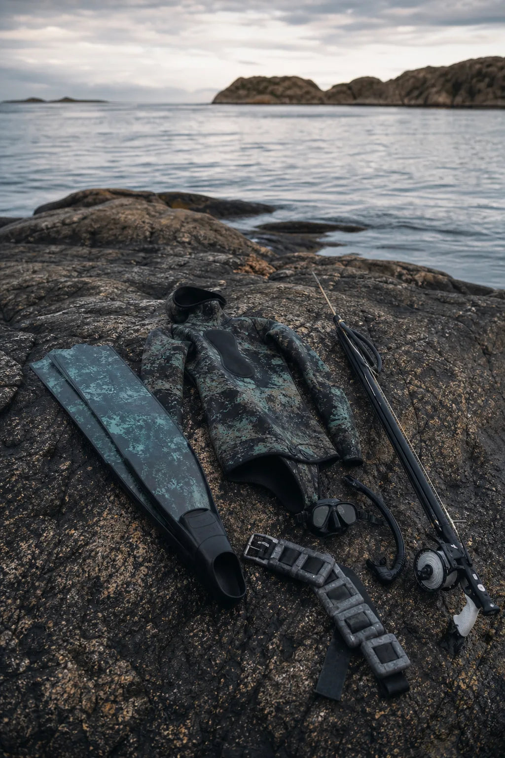 Komplet sæt til undervandsjagt på klipper ved havet